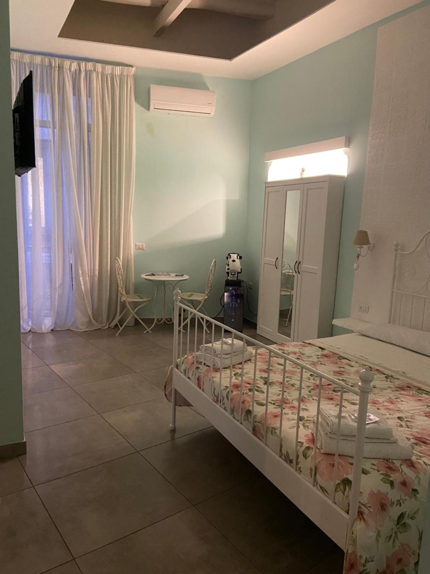 Beb La Gemma Bed & Breakfast Наполи Екстериор снимка