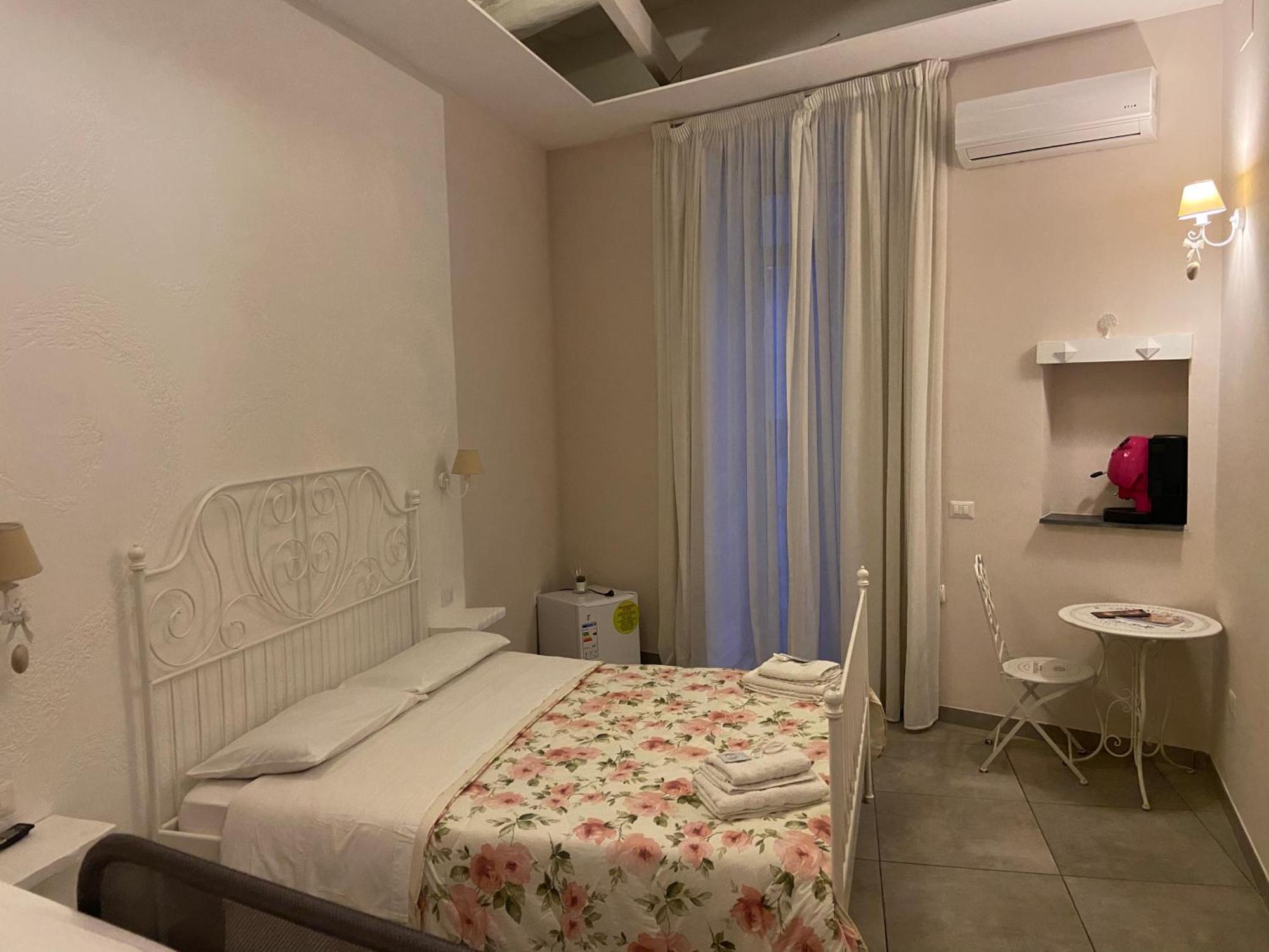 Beb La Gemma Bed & Breakfast Наполи Екстериор снимка