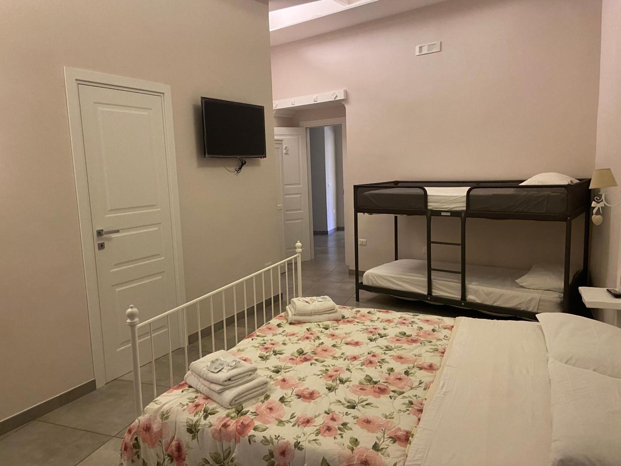 Beb La Gemma Bed & Breakfast Наполи Екстериор снимка