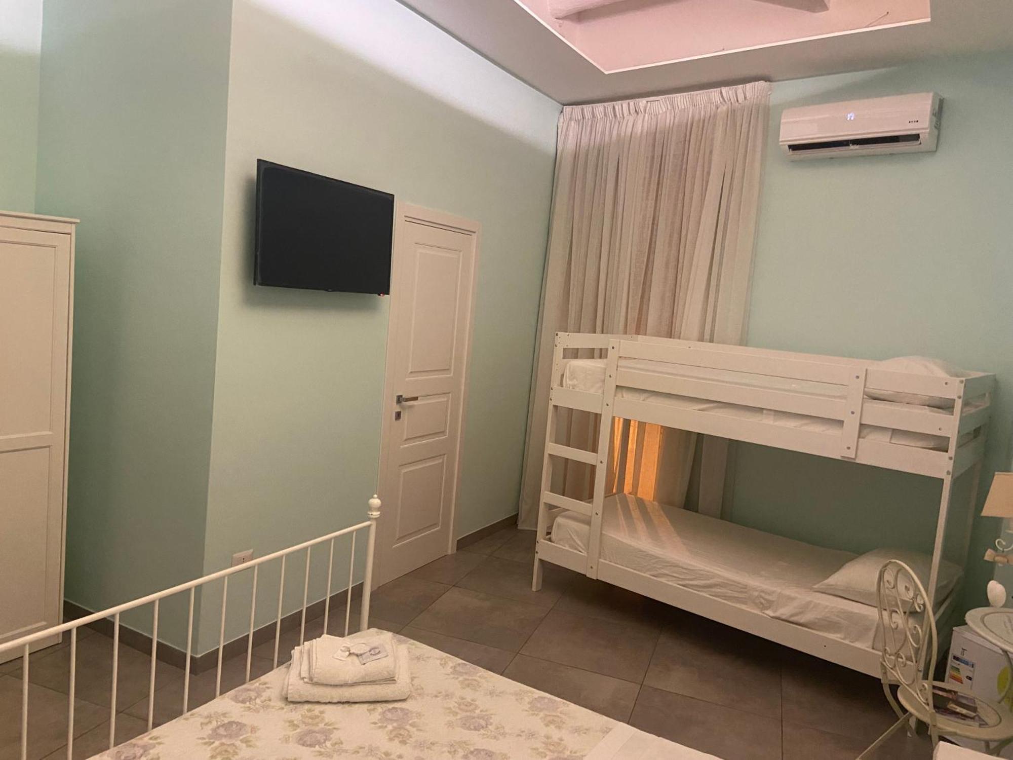 Beb La Gemma Bed & Breakfast Наполи Екстериор снимка