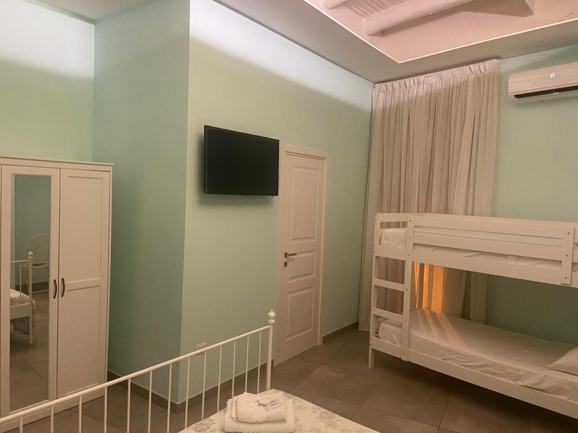 Beb La Gemma Bed & Breakfast Наполи Екстериор снимка